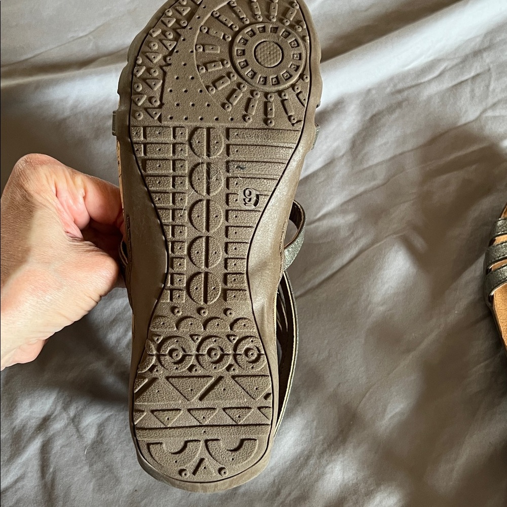 Bear paw Layla gladiator sandal. Size 9 metallic gray brown. - Picture 4 of 6